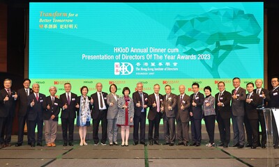 香港房屋協會獲頒「2023年度傑出董事獎」及「董事會多元化卓越嘉許」，由主席陳家樂(右十)與一眾監事會及執行委員會委員代表領獎。